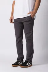 Pantalon tipo chino de corte recto, confeccionado en gabardina premium color gris oscuro. Presenta bolsillos laterales y traseros clásicos, con cierre de botón y cremallera.