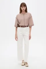 Pantalón de algodón color blanco, de tiro alto y corte flare, con bolsillos y detalles de vivos.