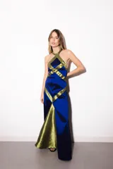 Vestido largo de tafeta azul con detalles de recortes geométricos en contraste de color verde militar, con diseño halter cruzado y silueta ajustada al cuerpo.