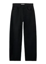 Jeans de corte wide leg y tiro medio de color negro, con diseño clásico de cinco bolsillos y presillas para cinturón.