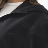 Campera negra con capucha, diseño de mangas murciélago y mangas tipo balón. Presenta cierre frontal y logo de la marca bordado tono sobre tono en el pecho.