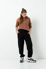 Pantalón de jogging negro de algodón con interior de felpa, bolsillos laterales, cintura elástica y puños ajustados.