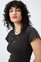 Body blanco de punto canalé con mangas cortas y cuello redondo.