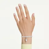 Charm colgante con diseño de candado en forma de corazón y llave integrada, bañado en rodio y decorado con cristales de zirconia cúbica.