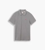 Chomba Levi's de corte regular, color gris melange, con mangas cortas, cuello camisero y botonadura frontal con tres botones. Cuenta con el logotipo Batwing bordado en miniatura sobre el pecho.