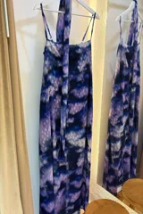 Vestido largo de corte holgado con transparencias, estampado en tonos violeta y azul con diseño de puntos. Posee breteles regulables, bolsillos laterales y forro corto interno.