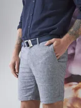 Bermuda de pana color beige con bolsillos laterales, cordón ajustable en la cintura y detalle de logo bordado en el borde inferior.