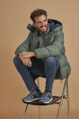 Campera puffer verde militar con capucha, cierre frontal, bolsillos laterales con cierre y un bolsillo de solapa en el pecho.