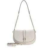 Cartera tipo saddle bag Guess modelo Carrie, color beige, con diseño estructurado, solapa frontal con cierre magnético y logo metálico. Incluye una correa de cadena con detalles en cuero sintético y una correa adicional ajustable y extraíble.