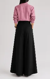 Pantalón wide leg de lino natural, color gris oscuro, de tiro alto con pinzas en la parte delantera y bolsillos laterales.
