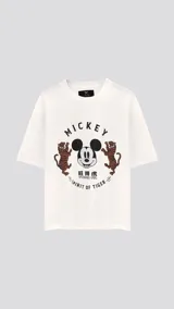 Remera de manga corta y cuello redondo con calce oversize. Presenta un estampado frontal con la cara de Mickey Mouse rodeada por dos tigres y texto alusivo.