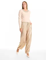 Pantalón de corte wide leg en tejido laminado metalizado color gris. Presenta pretina ancha elastizada con lazo de ajuste y bolsillos delanteros.