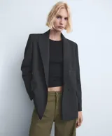 Jeans de corte recto y tiro medio color verde militar, confeccionados en 100% algodón, con diseño clásico de cinco bolsillos y cierre frontal con botón y cremallera.