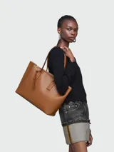 Cartera tipo tote bag Marc Jacobs modelo The Puffy J Marc Work Tote, color marrón tostado, confeccionada en cuero con asas dobles para el hombro y cierre superior.