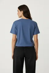 Remera de algodón, manga corta y cuello redondo, con estampado frontal en colores vibrantes.