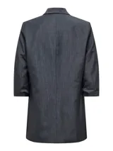 Blazer de corte regular color gris oscuro melange, con cuello solapa y bolsillos frontales. Las mangas están remangadas.