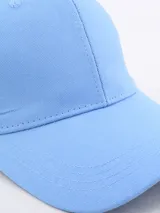 Gorra tipo baseball de color celeste, con diseño clásico de seis paneles y visera curva.