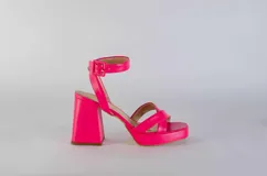 Sandalias de plataforma color verde lima, con tiras cruzadas sobre el empeine y pulsera al tobillo con hebilla.