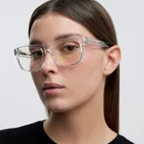 Lentes blueblocker con armazón cuadrado de diseño transparente. Cuentan con protección contra luz azul y rayos UV400, ideales para el uso prolongado de dispositivos digitales.