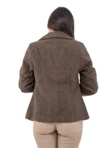 Blazer marrón de corte entallado, con cuello solapa y cierre frontal con dos botones.
