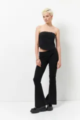 Pantalón oxford negro elastizado de tiro bajo.