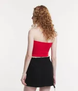 Top corto (cropped) sin breteles, de color rojo, con textura acanalada vertical.