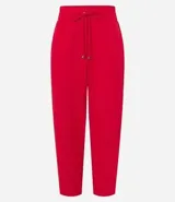 Pantalón femenino color vino tinto, estilo pijama, confeccionado en tejido plano de poliéster y elastano. Presenta cintura elástica con cordón ajustable con puntas de metal, bolsillos laterales y cierre con cremallera y botón.