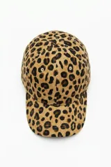 Gorra de poliéster con estampado animal print de leopardo y visera curvada.