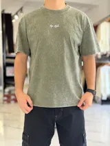 Remera oversize color verde militar con efecto acid wash y estampa en la espalda con la leyenda "Out Of Office".