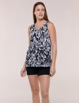 Blusa sin mangas de corte semi entallado, confeccionada en algodón con estampado geométrico en blanco y negro. Presenta escote redondo y largo hasta la cadera.