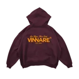 Canguro con capucha color bordó, con estampado en el frente que dice "Less Hype More Soul VINNARE EST. 2022".