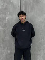 Canguro negro con capucha ajustable con cordones, bolsillo tipo canguro y logo "Osten Club" estampado en el pecho. Corte oversize.