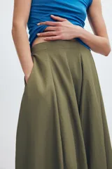 Falda midi negra de tiro alto con cintura elástica y diseño en capa.