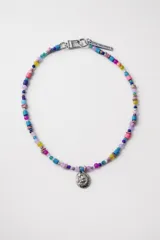 Gargantilla de cuentas multicolor con dije de escudo plateado y cierre de mosquetón.