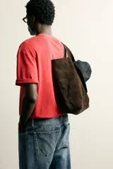 Bolso shopper de piel con acabado serraje, color marrón oscuro, con compartimento principal y dos asas de mano.