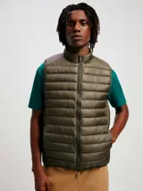 Chaleco puffer color verde oliva con cierre frontal y bolsillos laterales.