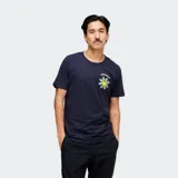 Remera azul marino de algodón con estampado de una flor con la palabra "Stance" en el pecho.