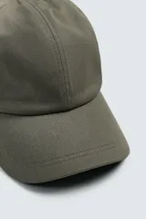 Gorra de seis paneles confeccionada en tejido de algodón, color negro, con visor curvado.
