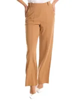 Pantalón de vestir color tostado, de corte recto y tiro alto. Presenta pretina ancha con trabas para cinturón, pinzas frontales y detalle de nervadura central a lo largo de la pierna. Cuenta con bolsillos laterales funcionales y bolsillos traseros simulados.