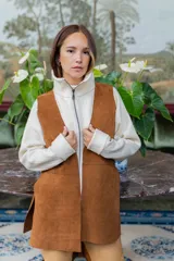 Chaleco largo marrón de cuero vacuno descarne, de corte recto con aberturas laterales.