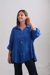 Camisa de lino en color azul francia, con corte holgado, cuello clásico, cierre frontal con botones de nácar y bolsillo en el pecho. Presenta mangas largas con sistema de ajuste mediante trabilla y botón.