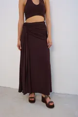 Falda larga color marrón chocolate, con frunce lateral y corte al bies.