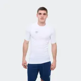 Remera termica deportiva Umbro de color blanco, de manga corta, cuello redondo y calce ajustado, con el logotipo de la marca impreso en el pecho.
