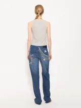 Pantalón de jean de corte recto y tiro medio, confeccionado en tejido liviano que combina algodón y lino. Estampa exclusiva que simula cadenas y charms.