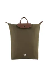 Mochila Las Oreiro de diseño minimalista en color verde oliva, con solapa superior y detalles en cuero sintético marrón. Cuenta con cierre principal y logo metálico de labios en la parte inferior.