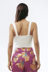 Crop top tejido de punto con escote cuadrado y breteles anchos, de corte ajustado al cuerpo.