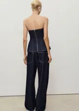 Pantalón de jean de corte recto y tiro medio, confeccionado en algodón de color azul oscuro con costuras en contraste.