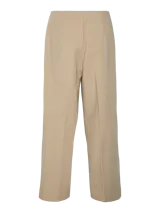 Pantalón de vestir color beige claro, tiro alto, corte recto y largo al tobillo. Presenta pinzas frontales y un acabado liso y elástico.