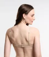 Soutien de copa triangular color beige, confeccionado en poliamida, con tirantes ajustables y cierre trasero.