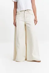 Pantalón de jean negro de tiro alto, corte oxford y pierna extra ancha.